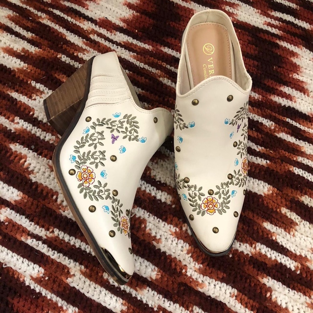 Western White Floral vegan leather mules pumps “cowboy boots style” pointed toe